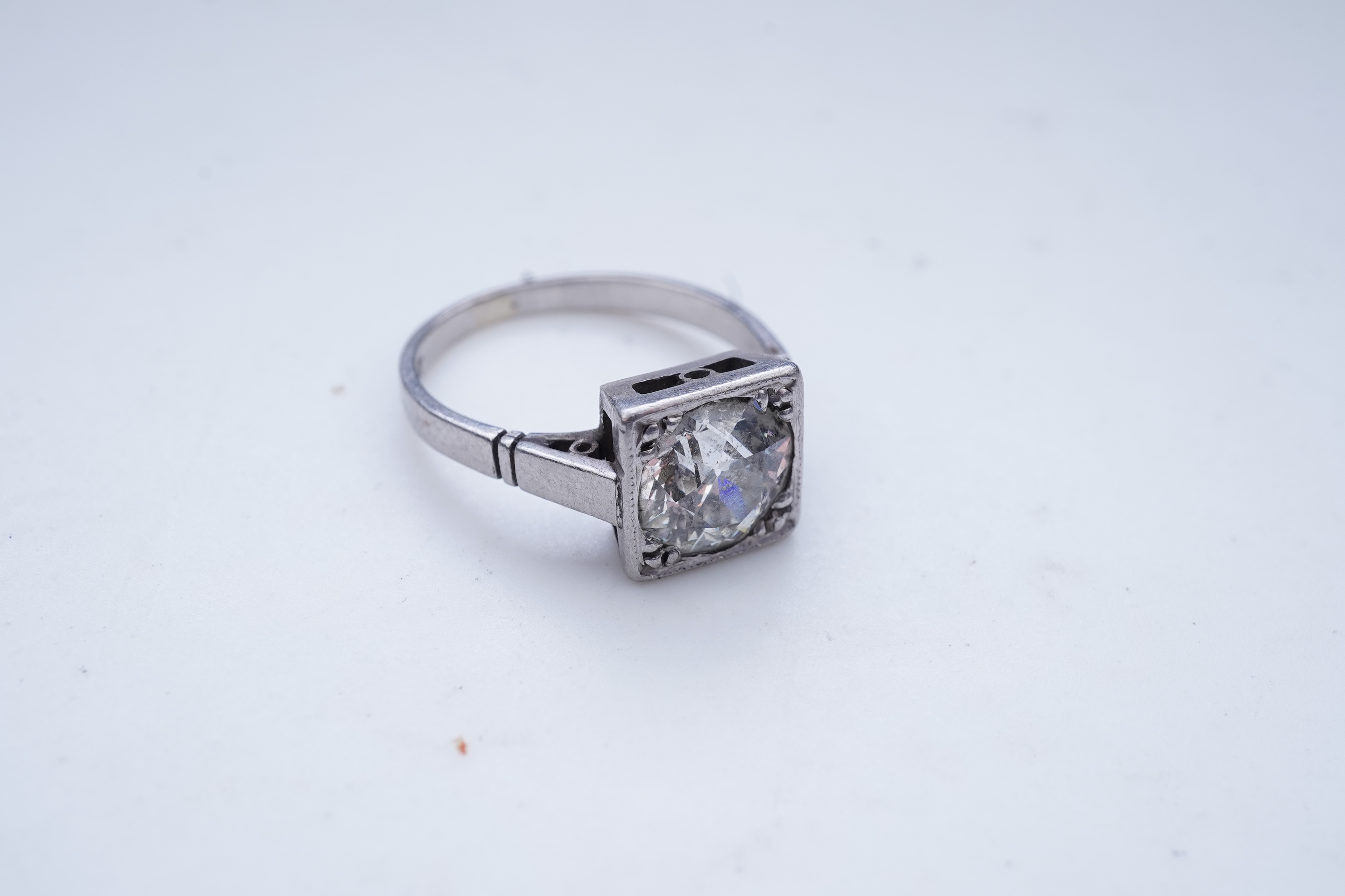 A solitaire diamond ring, early 20th century